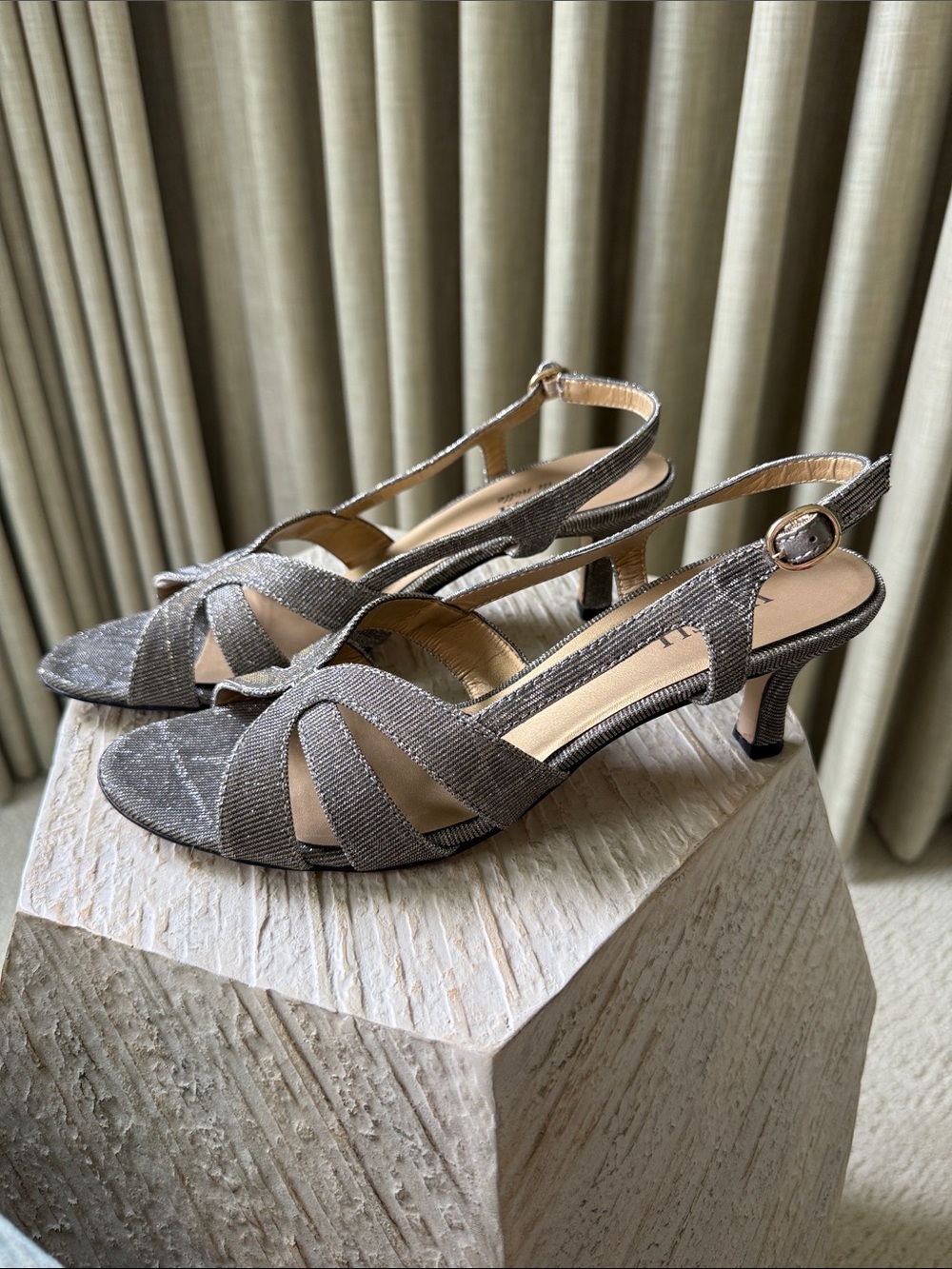 Vaneli Maeve Platinum Sandals - Size 9.5 N